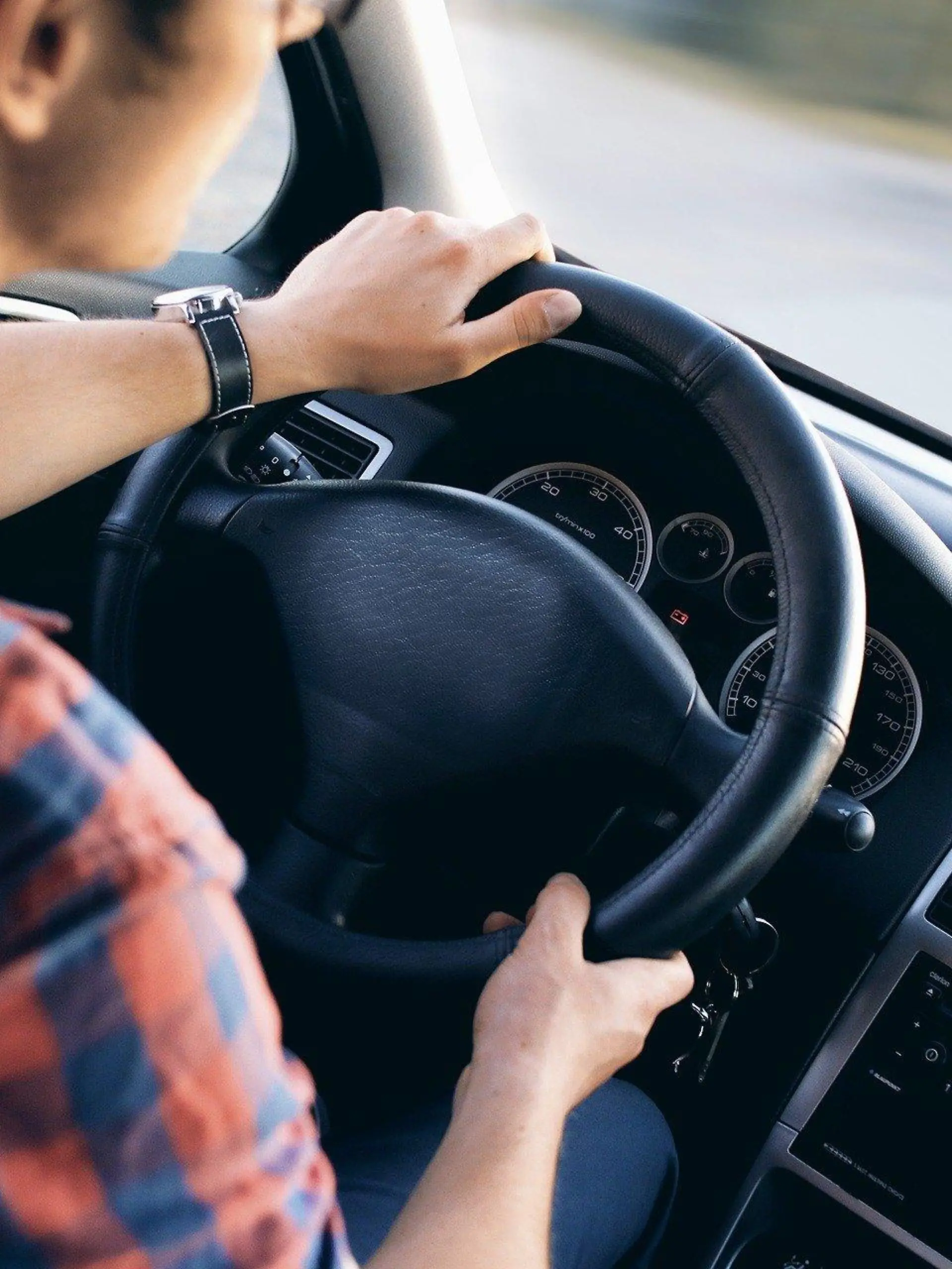 Schrecklicher Unfall: 19-Jähriger überfährt seinen Kumpel mit dem Auto.