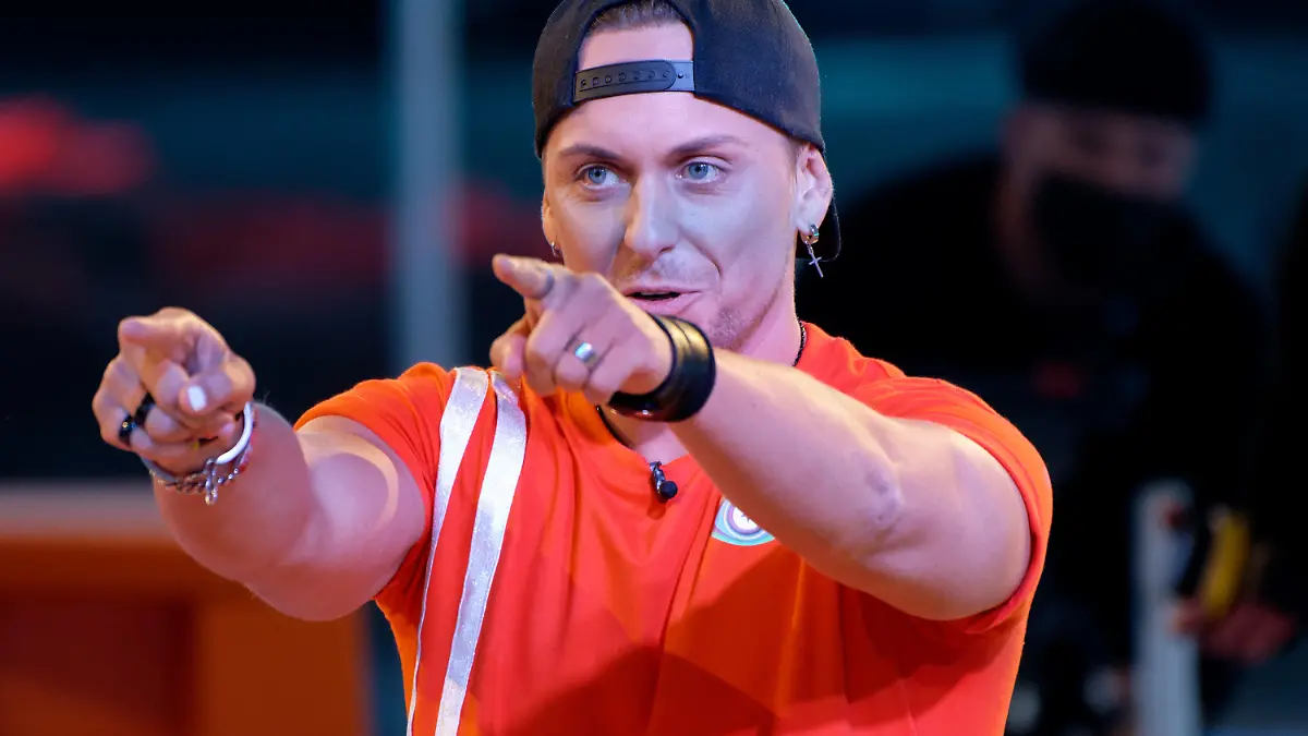 06.08.2021, Nordrhein-Westfalen, Köln: Der Teilnehmer Danny Liedtke, Schauspieler, bei der Auftaktsendung der Sat1 Fernsehshow Promi Big Brother2021 im Studio. Foto: Henning Kaiser/dpa +++ dpa-Bildfunk +++