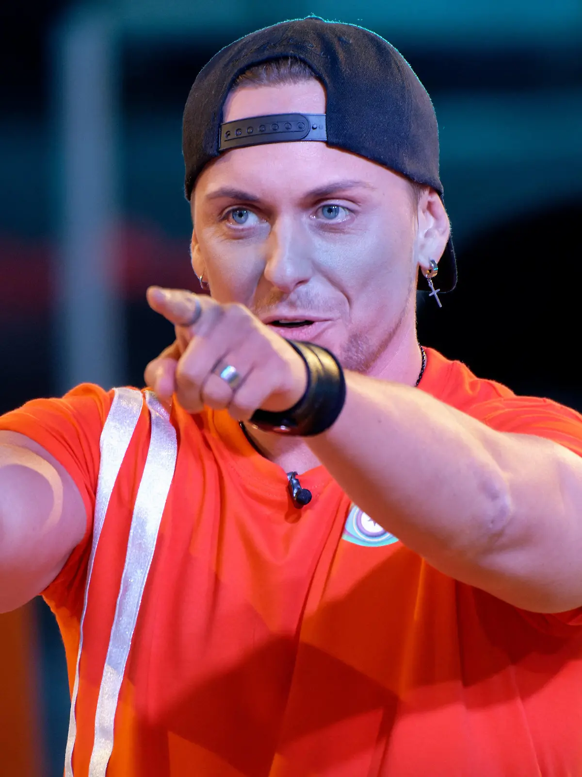 06.08.2021, Nordrhein-Westfalen, Köln: Der Teilnehmer Danny Liedtke, Schauspieler, bei der Auftaktsendung der Sat1 Fernsehshow Promi Big Brother2021 im Studio. Foto: Henning Kaiser/dpa +++ dpa-Bildfunk +++