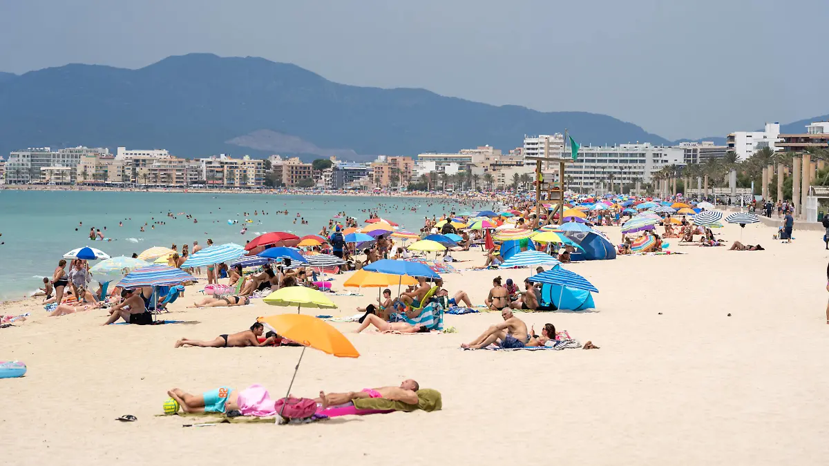 Der Strand an der Playa de Palma ist deutlich gefüllter als in den Tagen zuvor offenbar reisen aktuell wieder mehr deutsche Urlauber nach Mallorca Mallorca einen Tag vor Einführung einer verschärften Maskenpflicht -Der Strand an der Playa de Palma ist deutlich gefüllter als in den Tagen zuvor offenbar reisen aktuell wieder mehr deutsche Urlauber nach Mallorca Mallorca einen Tag vor Einführung einer verschärften Maskenpflicht -, Mallorca Belearen Spanien Playa de Palma *** The beach at the Playa de Palma is much more crowded than in the days before apparently more German tourists are currently travelling to Mallorca Mallorca Mallorca one day before the introduction of a stricter mask obligation The beach at the Playa d
