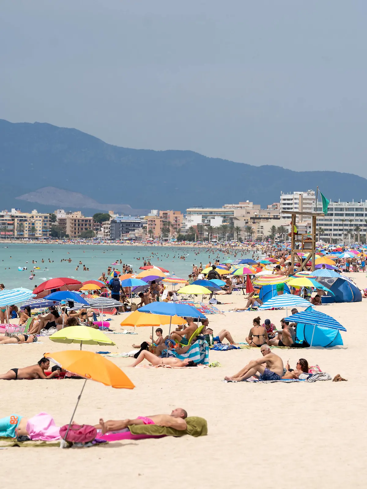  Der Strand an der Playa de Palma ist deutlich gefüllter als in den Tagen zuvor offenbar reisen aktuell wieder mehr deutsche Urlauber nach Mallorca Mallorca einen Tag vor Einführung einer verschärften Maskenpflicht -Der Strand an der Playa de Palma ist deutlich gefüllter als in den Tagen zuvor offenbar reisen aktuell wieder mehr deutsche Urlauber nach Mallorca Mallorca einen Tag vor Einführung einer verschärften Maskenpflicht -, Mallorca Belearen Spanien Playa de Palma *** The beach at the Playa de Palma is much more crowded than in the days before apparently more German tourists are currently travelling to Mallorca Mallorca Mallorca one day before the introduction of a stricter mask obligation The beach at the Playa d