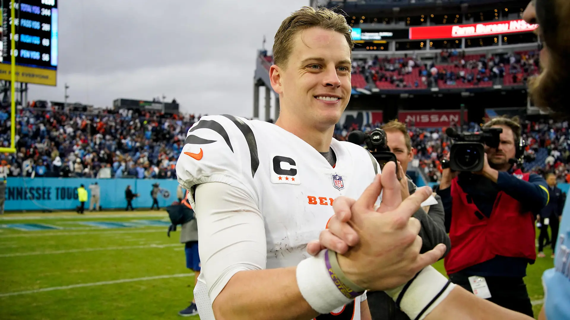NFL, American Football Herren, USA Cincinnati Bengals at Tennessee Titans Nov 27, 2022 Nashville, Tennessee, USA Cincinnati Bengals quarterback Joe Burrow 9 celebrates after beating the Tennessee Titans at Nissan Stadium. Nashville Nissan Stadium Tennessee USA, EDITORIAL USE ONLY PUBLICATIONxINxGERxSUIxAUTxONLY Copyright: xGeorgexWalkerxIVx 20221127_tbs_usa_286