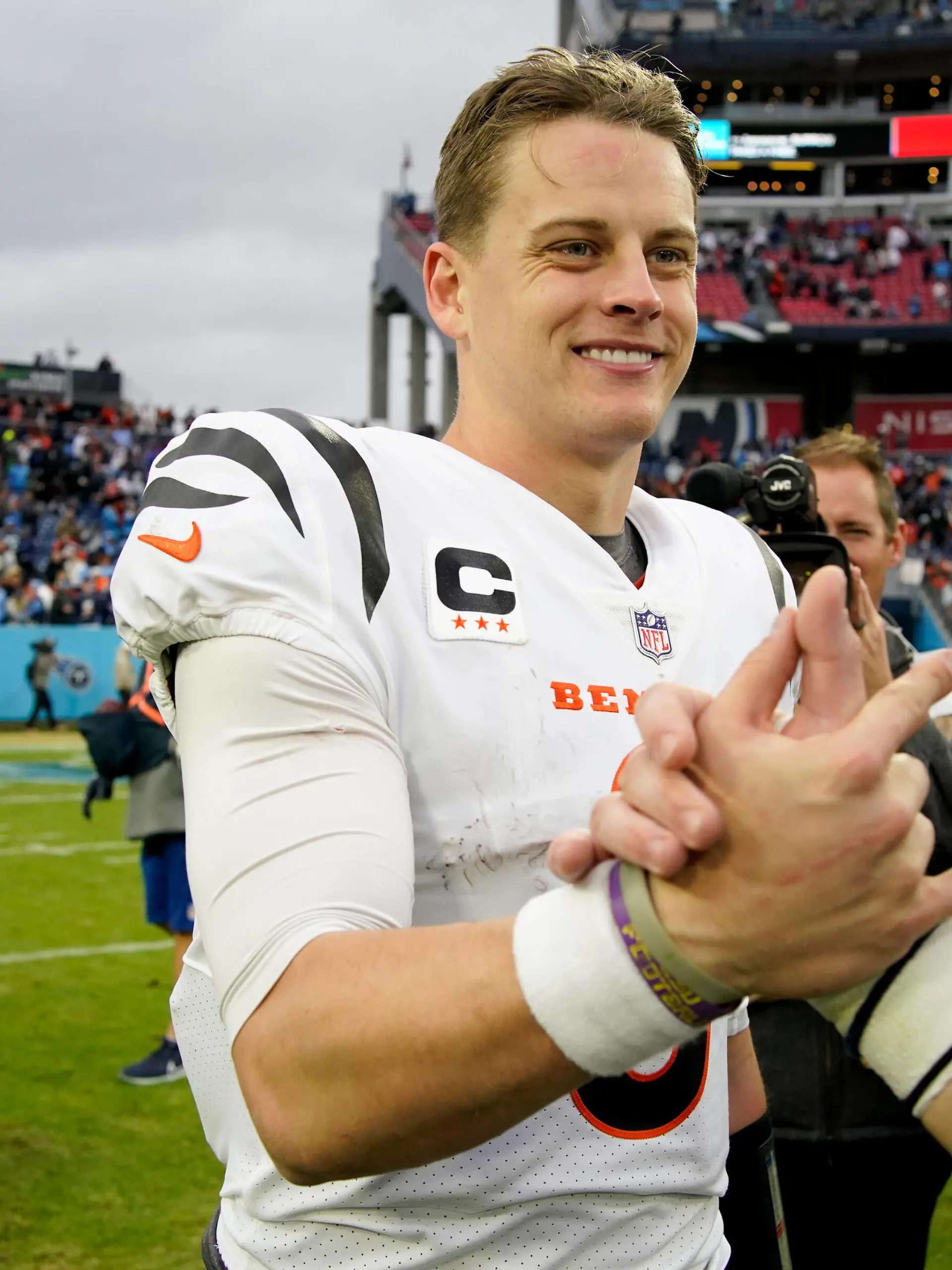  NFL, American Football Herren, USA Cincinnati Bengals at Tennessee Titans Nov 27, 2022 Nashville, Tennessee, USA Cincinnati Bengals quarterback Joe Burrow 9 celebrates after beating the Tennessee Titans at Nissan Stadium. Nashville Nissan Stadium Tennessee USA, EDITORIAL USE ONLY PUBLICATIONxINxGERxSUIxAUTxONLY Copyright: xGeorgexWalkerxIVx 20221127_tbs_usa_286 