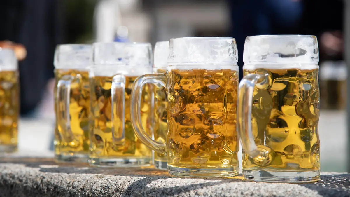 OB Dieter Reiter dreht die Brunnen auf Helles Bier in Halben bei der Eröffnung des ersten Brunnens der Saison am 6.4.23 in München. Immer mehr Brunnen in München werden nun mit Trinkwasser betrieben. -- Beer at the opening of the first fountain in Munich, Germany on April 6, 2023. More and more fountains are going to be run with potable water. München Bayern Deutschland Copyright: xAlexanderxPohlx