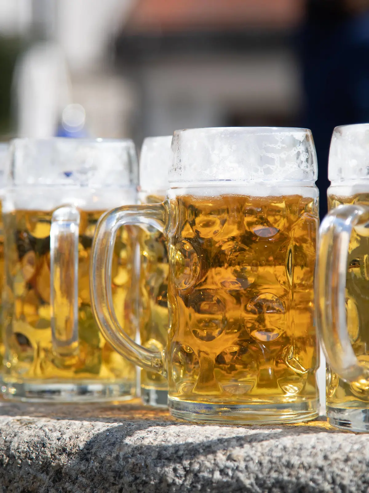 OB Dieter Reiter dreht die Brunnen auf Helles Bier in Halben bei der Eröffnung des ersten Brunnens der Saison am 6.4.23 in München. Immer mehr Brunnen in München werden nun mit Trinkwasser betrieben. -- Beer at the opening of the first fountain in Munich, Germany on April 6, 2023. More and more fountains are going to be run with potable water. München Bayern Deutschland Copyright: xAlexanderxPohlx