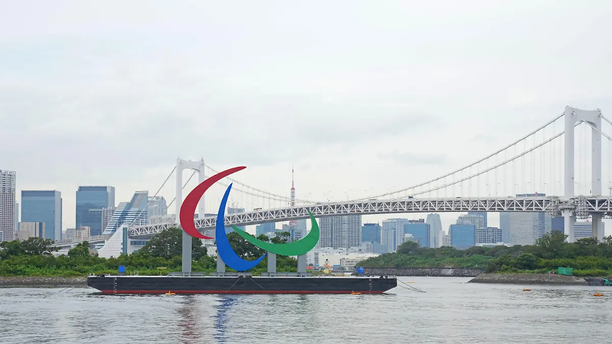 23.08.2021, Japan, Tokio: Eine Skulptur der drei paralympischen Agitos steht in der Bucht von Tokio. Paralympischen Spiele werden am 24. August eröffnet. Foto: Cai Yang/XinHua/dpa +++ dpa-Bildfunk +++