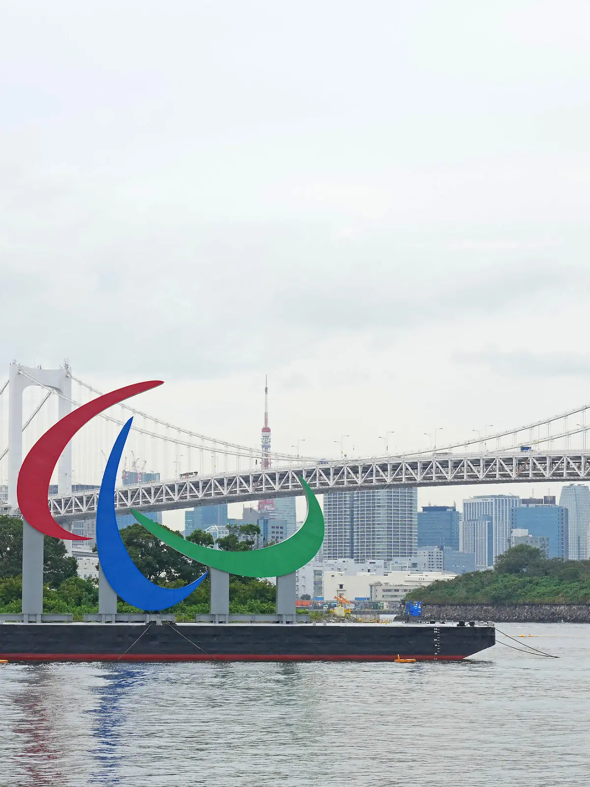 23.08.2021, Japan, Tokio: Eine Skulptur der drei paralympischen Agitos steht in der Bucht von Tokio. Paralympischen Spiele werden am 24. August eröffnet. Foto: Cai Yang/XinHua/dpa +++ dpa-Bildfunk +++