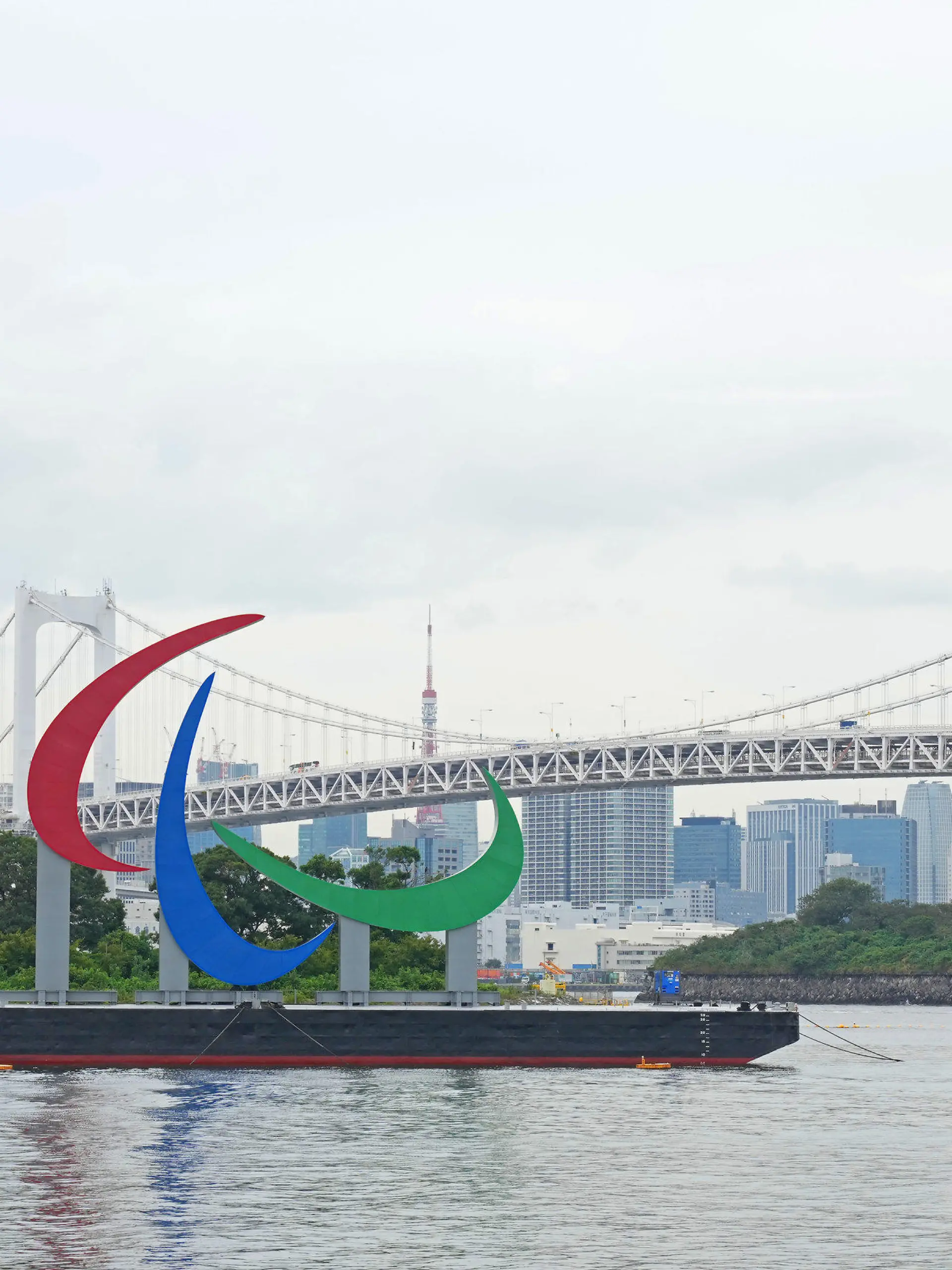 23.08.2021, Japan, Tokio: Eine Skulptur der drei paralympischen Agitos steht in der Bucht von Tokio. Paralympischen Spiele werden am 24. August eröffnet. Foto: Cai Yang/XinHua/dpa +++ dpa-Bildfunk +++