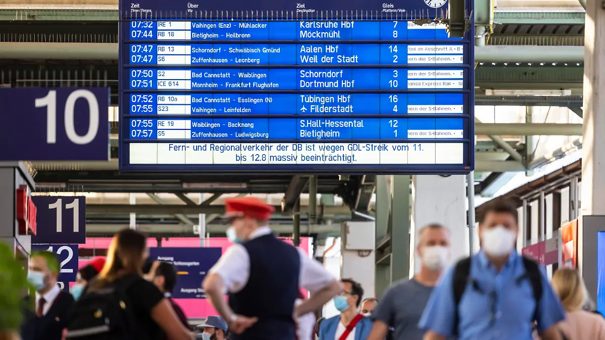 Streik der Lokführer legt den Personenverkehr der Deutschen Bahn weitgehend lahm. Infotafel im Hauptbahnhof Stuttgart. Die Bahn warnt vor massiven Beeinträchtigungen im Zugverkehr. // 11.08.2021: Deutschland, Baden-Württemberg, Stuttgart. *** Engine drivers strike largely paralyses Deutsche Bahn passenger services Information board at Stuttgart central station Deutsche Bahn warns of massive disruption to train services 11 08 2021 Germany, Baden Württemberg, Stuttgart 