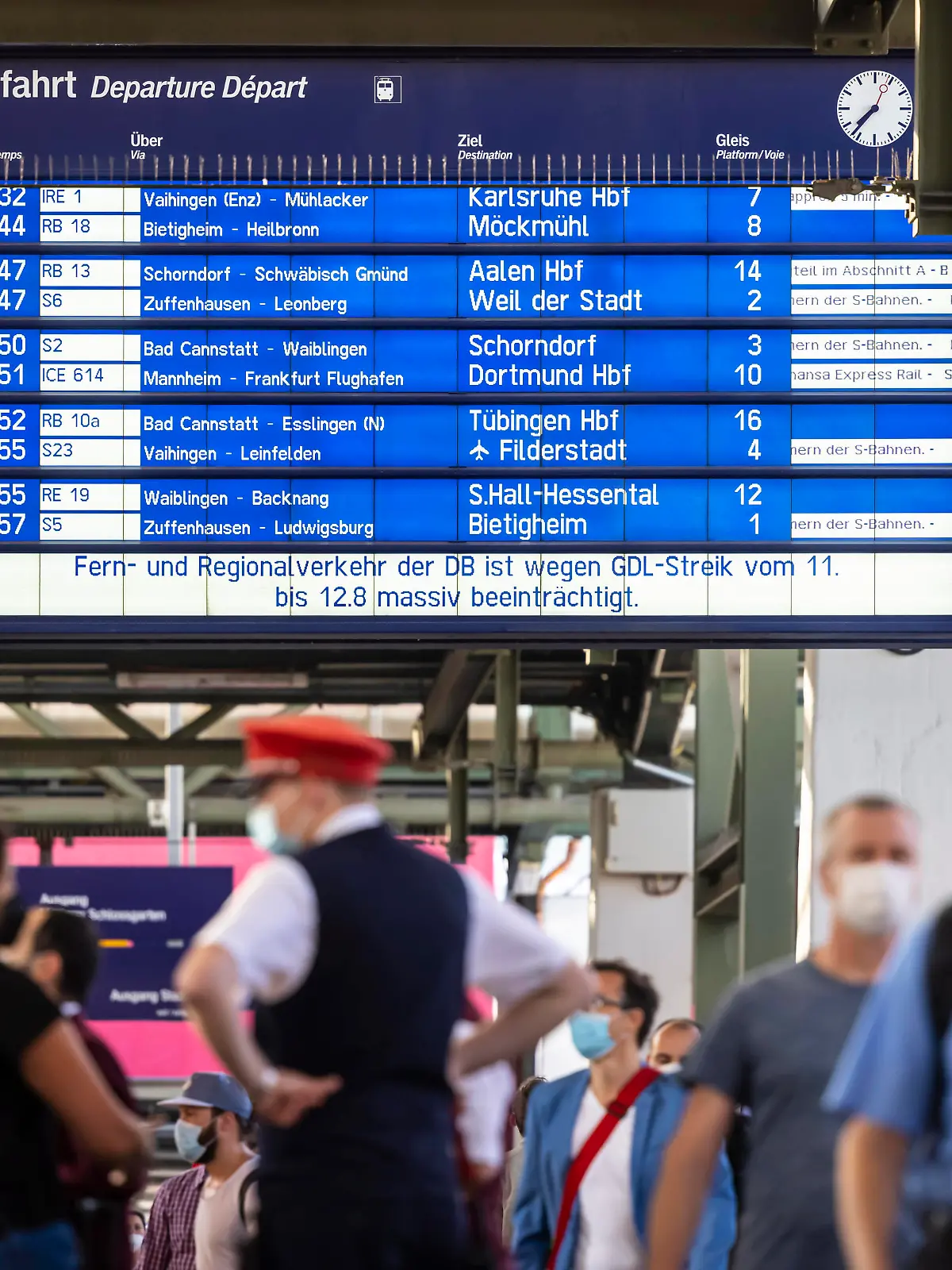 Streik der Lokführer legt den Personenverkehr der Deutschen Bahn weitgehend lahm. Infotafel im Hauptbahnhof Stuttgart. Die Bahn warnt vor massiven Beeinträchtigungen im Zugverkehr. // 11.08.2021: Deutschland, Baden-Württemberg, Stuttgart. *** Engine drivers strike largely paralyses Deutsche Bahn passenger services Information board at Stuttgart central station Deutsche Bahn warns of massive disruption to train services 11 08 2021 Germany, Baden Württemberg, Stuttgart 