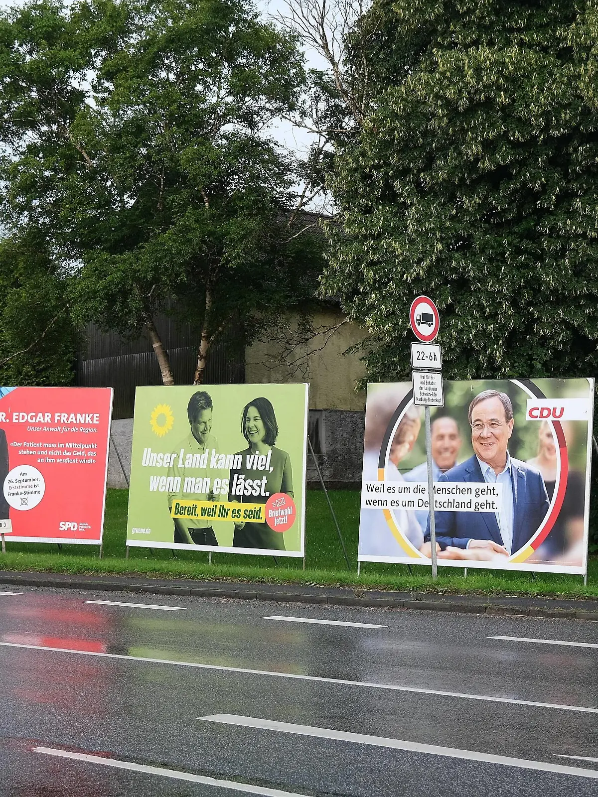  21.08.2021 xkhx Wahlplakate unterstützen den Auftakt zum Bundestagswahlkampfes in Hessen Einträchtig nebeneinander die Wahlplakate der FDP, SPD, Grüne, CDU *** 21 08 2021 xkhx Election posters support the start of the federal election campaign in Hesse The election posters of the FDP, SPD, Green Party, CDU KH