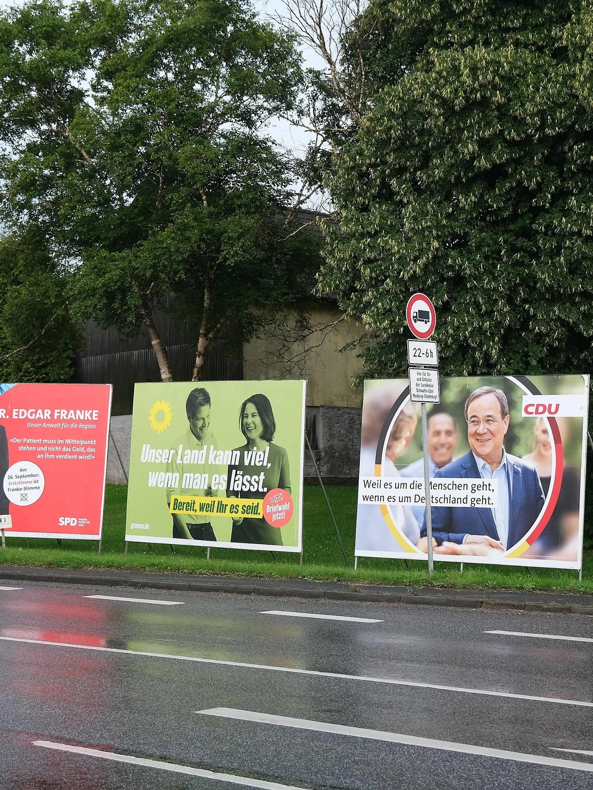 21.08.2021 xkhx Wahlplakate unterstützen den Auftakt zum Bundestagswahlkampfes in Hessen Einträchtig nebeneinander die Wahlplakate der FDP, SPD, Grüne, CDU *** 21 08 2021 xkhx Election posters support the start of the federal election campaign in Hesse The election posters of the FDP, SPD, Green Party, CDU KH