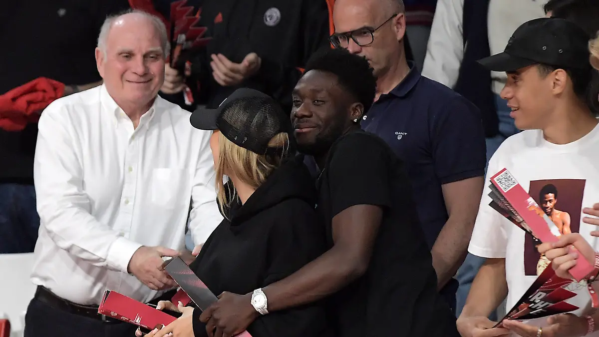 16.05.2023, xemx, Basketball BBL Play-offs, Viertelfinale Spiel 1, FC Bayern Basketball - BG Goettingen emspor, v.l. Uli Hoeness FC Bayern Muenchen, Alphonso Davies FC Bayern Muenchen, Jamal Musiala FC Bayern Muenchen München *** 16 05 2023, xemx, Basketball BBL Play offs, Quarterfinals Game 1, FC Bayern Basketball BG Goettingen emspor, v l Uli Hoeness FC Bayern Muenchen , Alphonso Davies FC Bayern Muenchen , Jamal Musiala FC Bayern Muenchen Munich