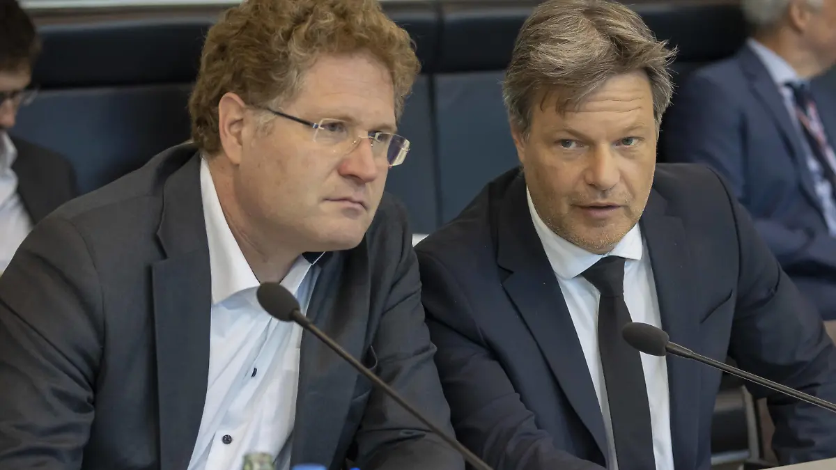 Robert Habeck Buendnis 90/Die Gruenen, Bundesminister fuer Wirtschaft und Klimaschutz und Vizekanzler, und Staatsekretaer Patrick Graichen, in der gemeinsamen Sitzung der Ausschuesse fuer Wirtschaft, und Klimaschutz und Energie. Berlin Deutschland *** Robert Habeck Buendnis 90 Die Gruenen , Federal Minister for Economic Affairs and Climate Protection and Vice Chancellor, and Secretary of State Patrick Graichen, at the joint meeting of the Committees for Economic Affairs, and Climate Protection and Energy Berlin Germany Copyright: xNicoxLepartz/photothek.netx