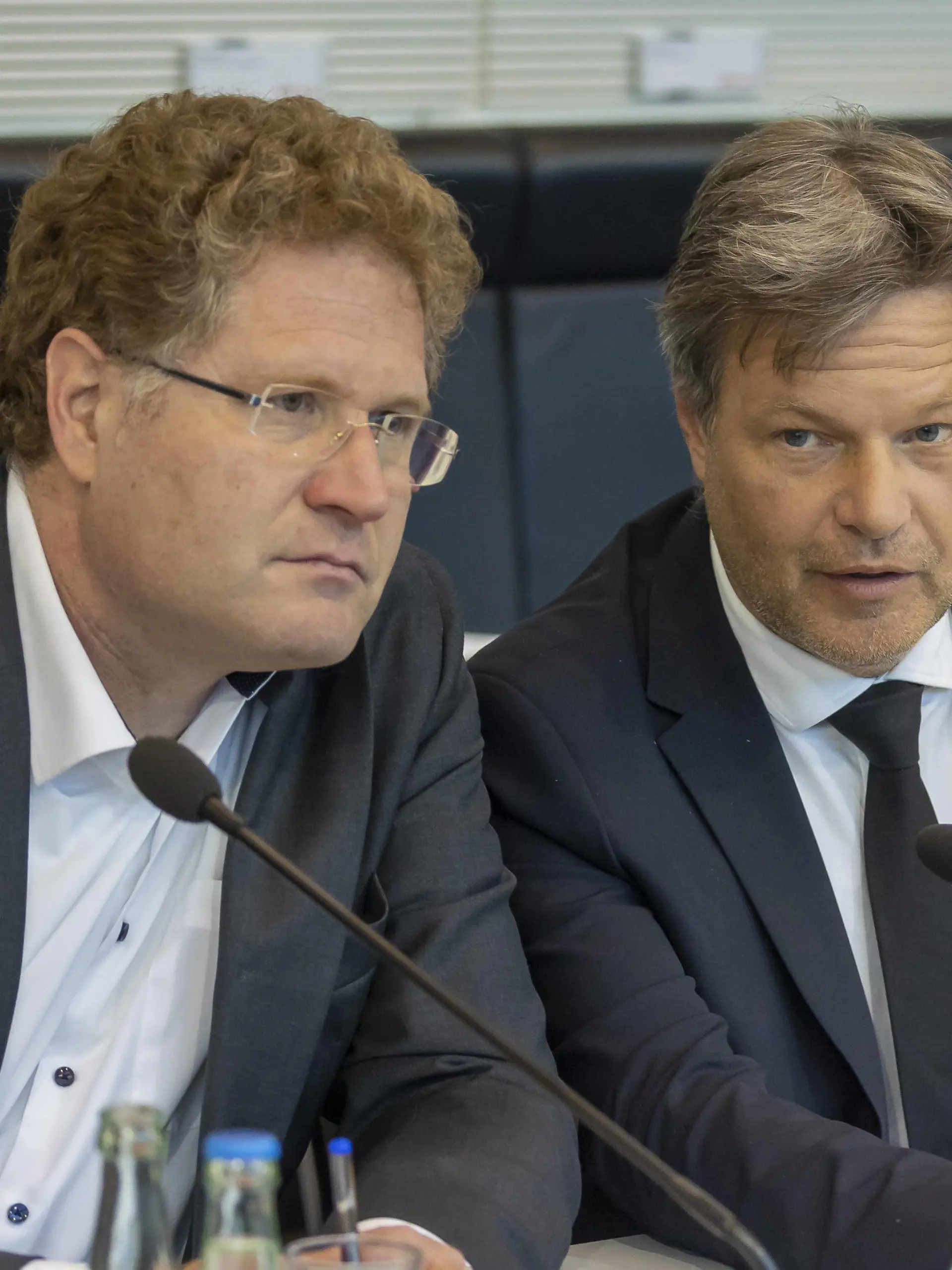 Robert Habeck Buendnis 90/Die Gruenen, Bundesminister fuer Wirtschaft und Klimaschutz und Vizekanzler, und Staatsekretaer Patrick Graichen, in der gemeinsamen Sitzung der Ausschuesse fuer Wirtschaft, und Klimaschutz und Energie. Berlin Deutschland *** Robert Habeck Buendnis 90 Die Gruenen , Federal Minister for Economic Affairs and Climate Protection and Vice Chancellor, and Secretary of State Patrick Graichen, at the joint meeting of the Committees for Economic Affairs, and Climate Protection and Energy Berlin Germany Copyright: xNicoxLepartz/photothek.netx