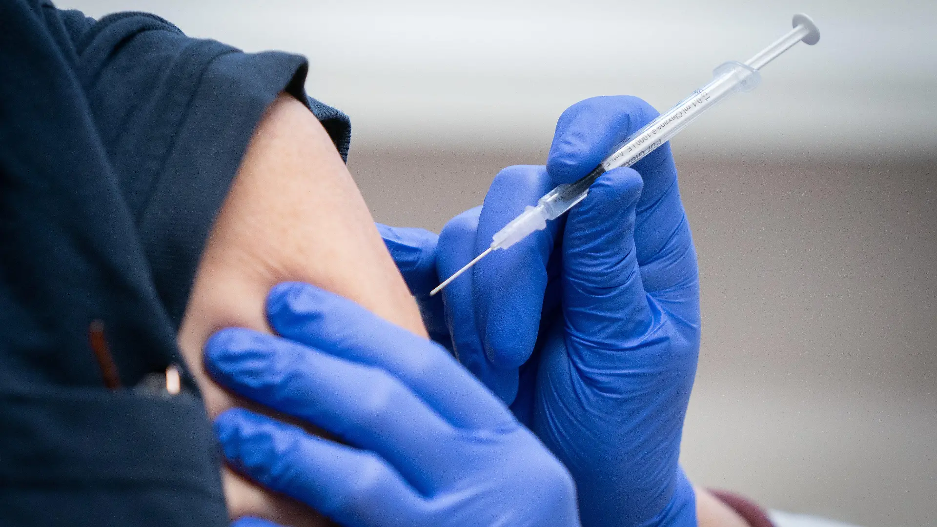ARCHIV - 13.01.2021, Berlin: Eine Pflegekraft wird im Rahmen der Mitarbeiter-Impfung im Krankenhaus Bethel Berlin gegen das Corona-Virus geimpft. Ungeimpfte Menschen haben einer aktuellen britischen Studie zufolge ein dreimal so hohes Risiko sich mit Corona zu infizieren als vollständig Geimpfte. (Zu dpa «Studie: Ungeimpfte stecken sich dreimal häufiger an als Geimpfte») Foto: Kay Nietfeld/dpa +++ dpa-Bildfunk +++