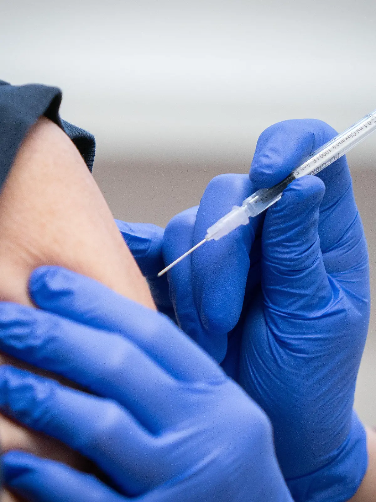 ARCHIV - 13.01.2021, Berlin: Eine Pflegekraft wird im Rahmen der Mitarbeiter-Impfung im Krankenhaus Bethel Berlin gegen das Corona-Virus geimpft. Ungeimpfte Menschen haben einer aktuellen britischen Studie zufolge ein dreimal so hohes Risiko sich mit Corona zu infizieren als vollständig Geimpfte. (Zu dpa «Studie: Ungeimpfte stecken sich dreimal häufiger an als Geimpfte») Foto: Kay Nietfeld/dpa +++ dpa-Bildfunk +++