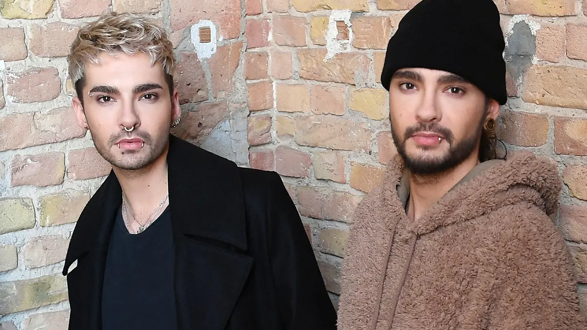 ARCHIV - 21.02.2017, Berlin: Die Musiker der Band Tokio Hotel, Georg Moritz Hagen Listing (l-r), Bill Kaulitz, Tom Kaulitz und Gustav Klaus Wolfgang Schäfer, stehen in Berlin zusammen. 15 Jahre nach dem Start der Band in Magdeburg ist Tokio Hotel («Durch den Monsun») mit dem neuen Song «Berlin» musikalisch in der Hauptstadt angekommen. (zu dpa: «Tokio Hotel feiert «Berlin» zwischen Kennedy und Bowie») Foto: Britta Pedersen/dpa-Zentralbild/dpa +++ dpa-Bildfunk +++
