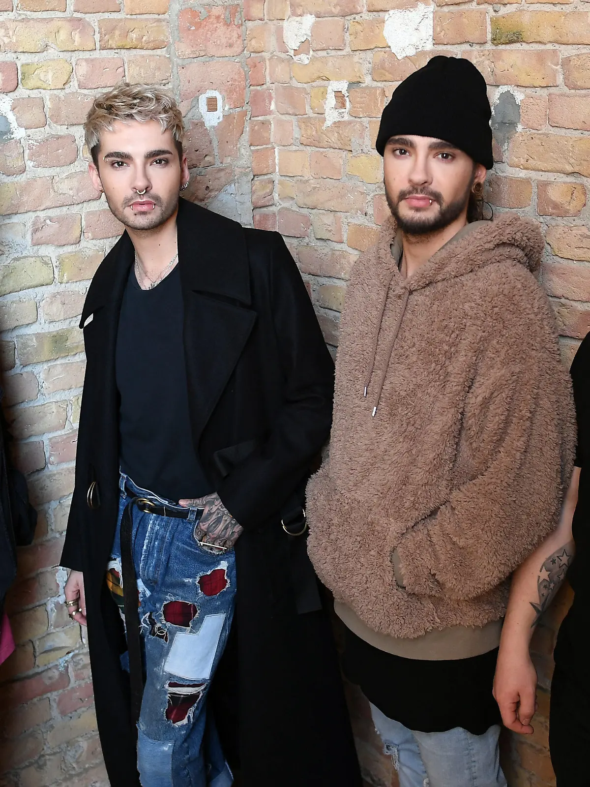 ARCHIV - 21.02.2017, Berlin: Die Musiker der Band Tokio Hotel, Georg Moritz Hagen Listing (l-r), Bill Kaulitz, Tom Kaulitz und Gustav Klaus Wolfgang Schäfer, stehen in Berlin zusammen. 15 Jahre nach dem Start der Band in Magdeburg ist Tokio Hotel («Durch den Monsun») mit dem neuen Song «Berlin» musikalisch in der Hauptstadt angekommen. (zu dpa: «Tokio Hotel feiert «Berlin» zwischen Kennedy und Bowie») Foto: Britta Pedersen/dpa-Zentralbild/dpa +++ dpa-Bildfunk +++