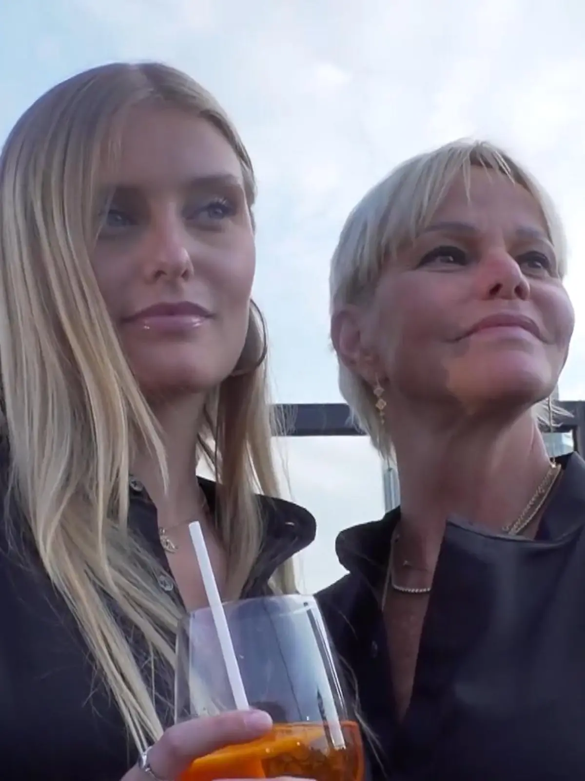 Nachhaltige Mode, die auch stylish ist. Dafür will die Frankfurt Fashion Week stehen und ein Label, ganz besonders: Llobycats. Inhaberin Stacy Boll und ihre Tochter Nici präsentieren jetzt ihre erste Männerkollektion. Diese stylishe Mode kommt besonders gut vor der Frankfurter Skyline zur Geltung.