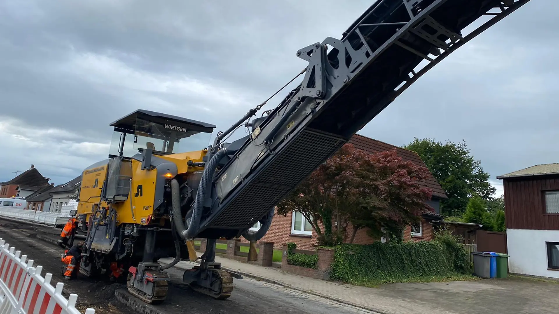 Eine Fräse auf einer Baustelle