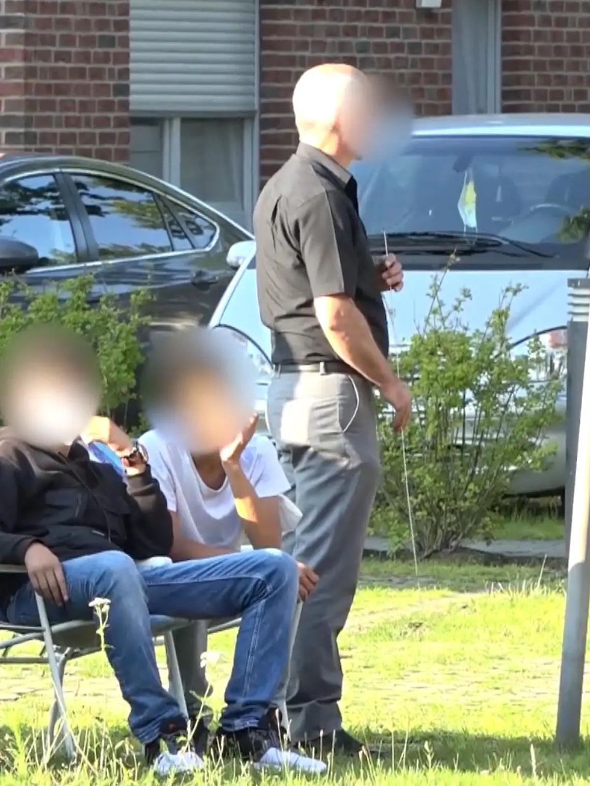 Bild zu: "Gaffer bringen sich Klappstühle mit "
