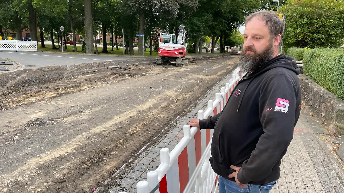 Sönke Reimers an der Absperrung zur Baustelle.