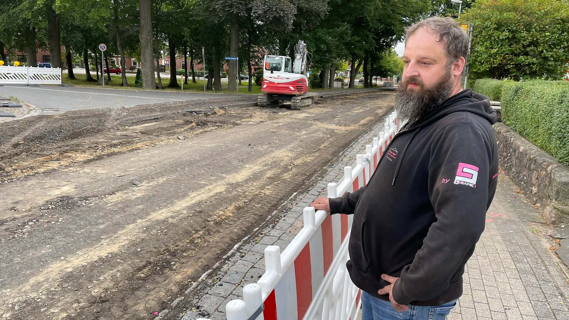 Sönke Reimers an der Absperrung zur Baustelle.