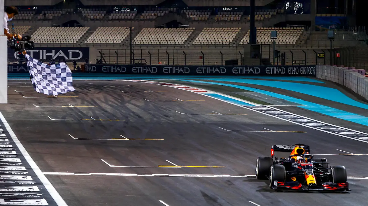 2020 Abu Dhabi GP YAS MARINA CIRCUIT, UNITED ARAB EMIRATES - DECEMBER 13: Max Verstappen, Red Bull Racing RB16, 1st position, takes the chequered flag during the Abu Dhabi GP at Yas Marina Circuit on Sunday December 13, 2020 in Abu Dhabi, United Arab Emirates. Photo by Andy Hone / LAT Images Images PUBLICATIONxINxGERxSUIxAUTxHUNxONLY GP2017_154905_ONZ5196