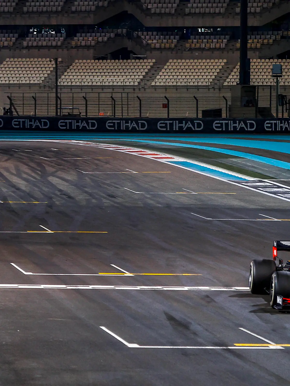 2020 Abu Dhabi GP YAS MARINA CIRCUIT, UNITED ARAB EMIRATES - DECEMBER 13: Max Verstappen, Red Bull Racing RB16, 1st position, takes the chequered flag during the Abu Dhabi GP at Yas Marina Circuit on Sunday December 13, 2020 in Abu Dhabi, United Arab Emirates. Photo by Andy Hone / LAT Images Images PUBLICATIONxINxGERxSUIxAUTxHUNxONLY GP2017_154905_ONZ5196 