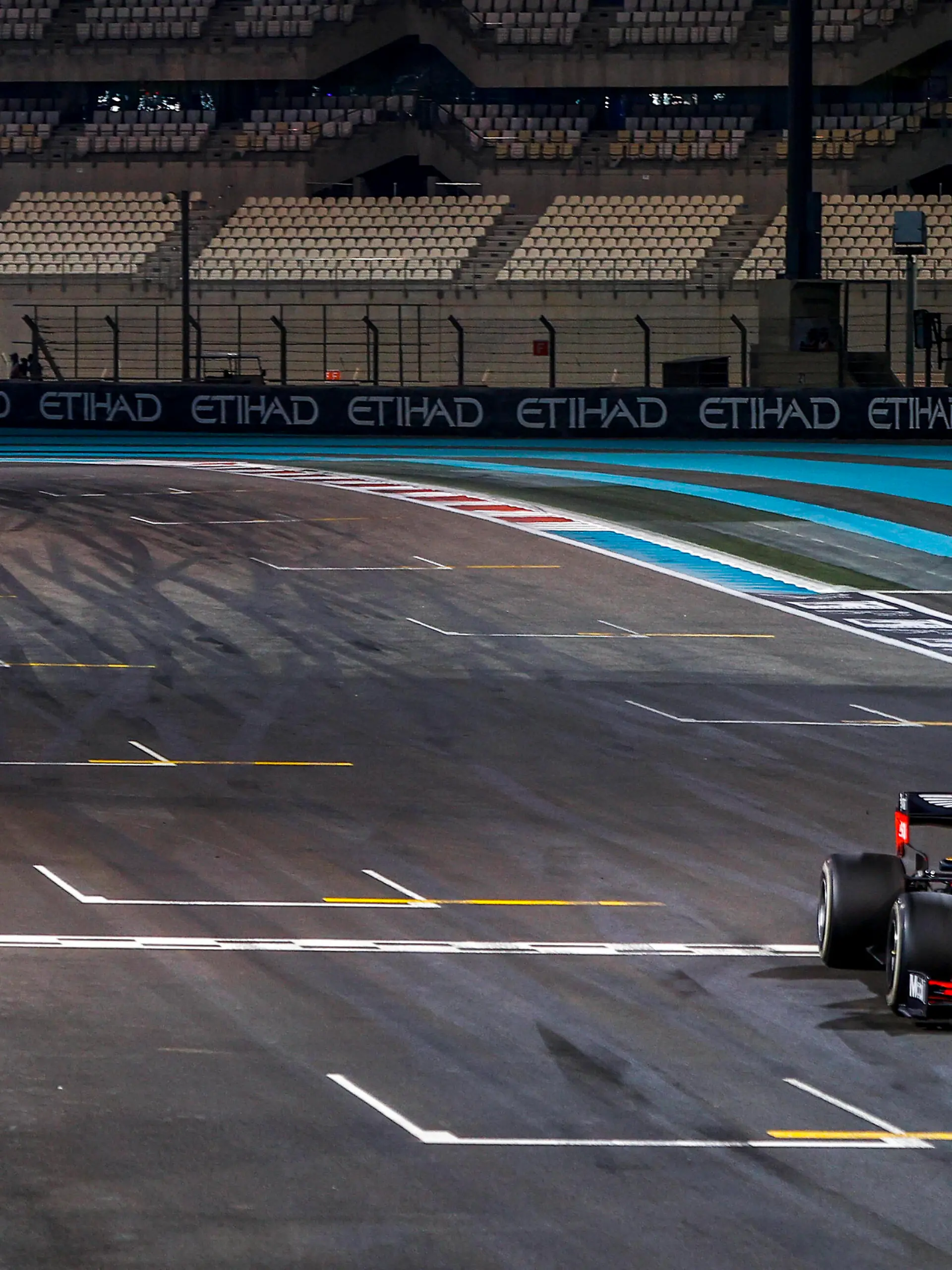 2020 Abu Dhabi GP YAS MARINA CIRCUIT, UNITED ARAB EMIRATES - DECEMBER 13: Max Verstappen, Red Bull Racing RB16, 1st position, takes the chequered flag during the Abu Dhabi GP at Yas Marina Circuit on Sunday December 13, 2020 in Abu Dhabi, United Arab Emirates. Photo by Andy Hone / LAT Images Images PUBLICATIONxINxGERxSUIxAUTxHUNxONLY GP2017_154905_ONZ5196 