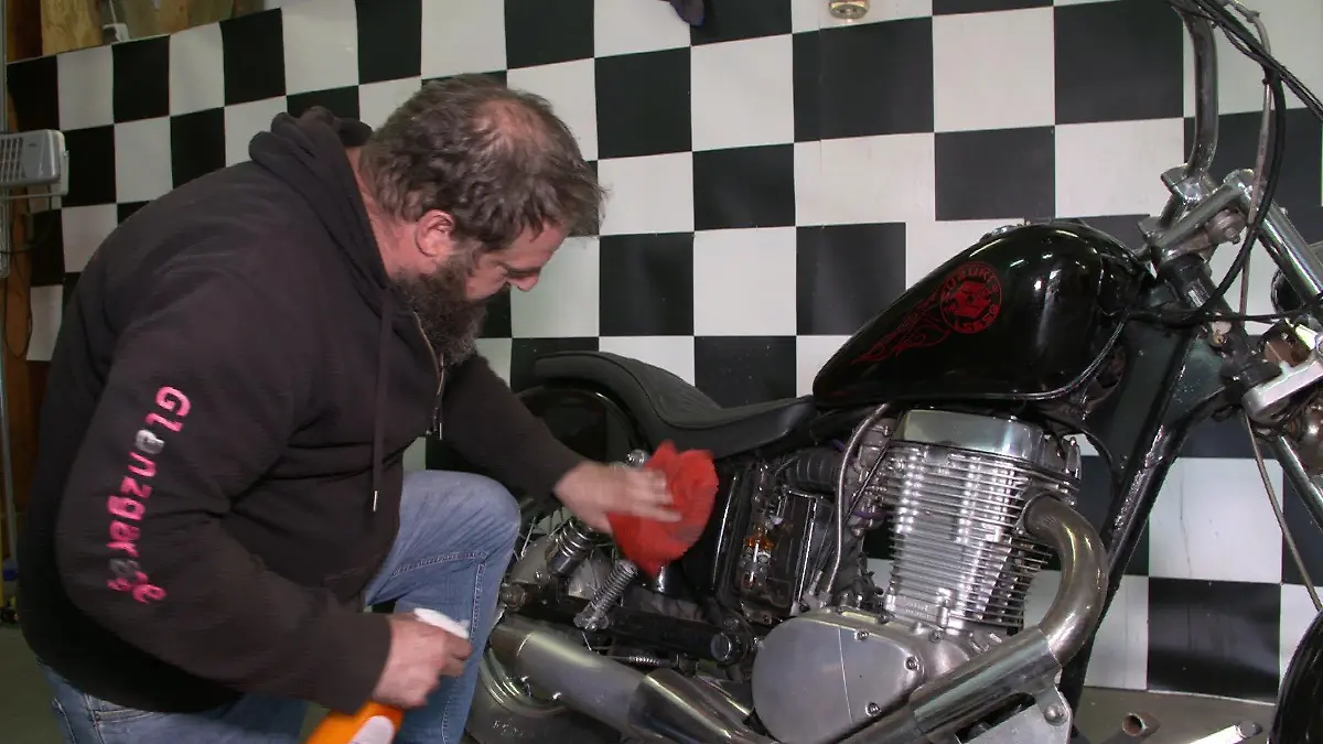 Sönke Reimers in seinem Element: die Arbeit an Motorrädern.