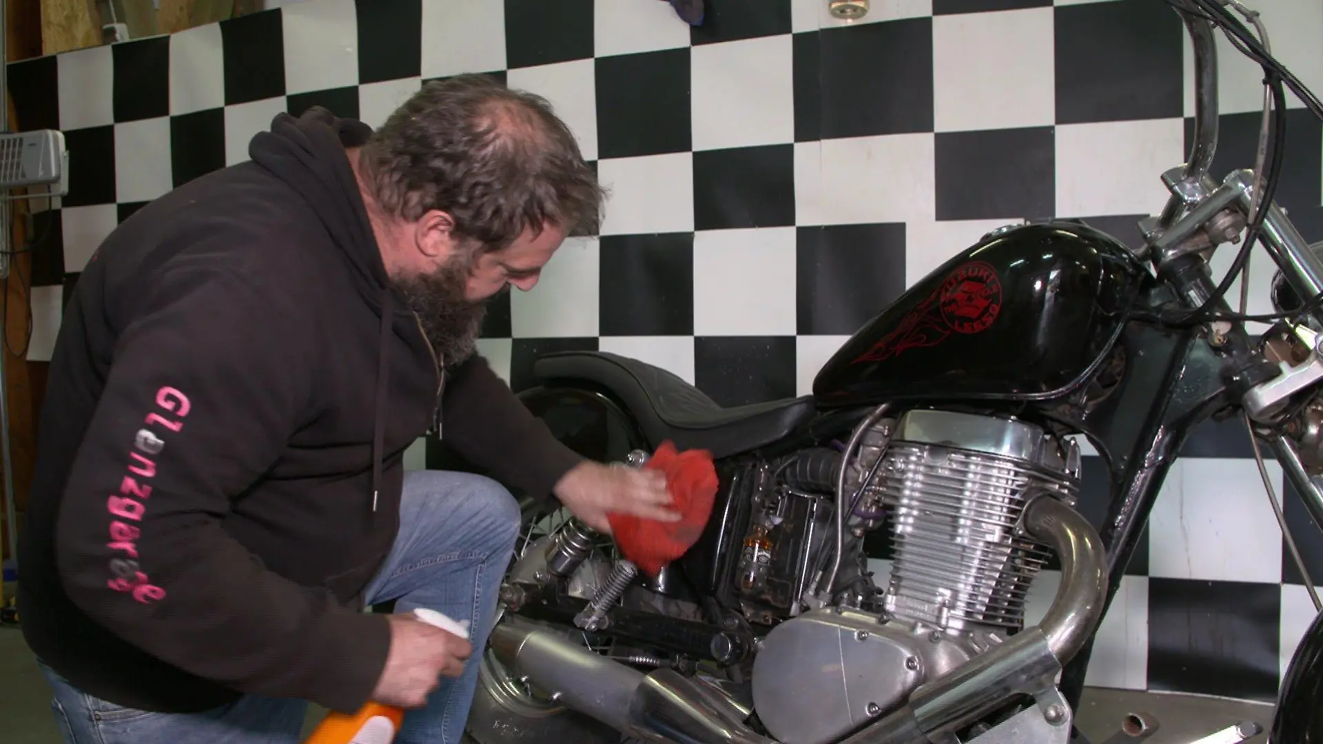 Sönke Reimers in seinem Element: die Arbeit an Motorrädern.