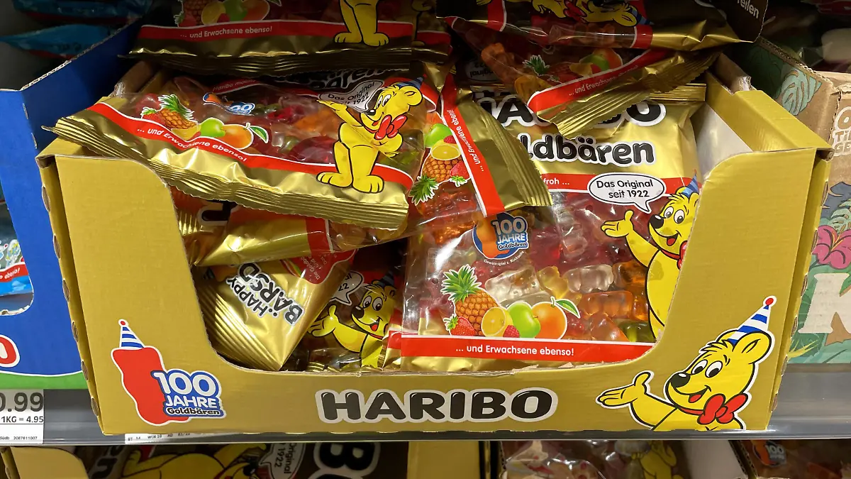 Bayern, Deutschland 09. Dezember 2022: Hier ein Symbolbild für Gummibärchen, Haribo, Verpackt die in einem Supermarkt zum Verkauf angeboten werden