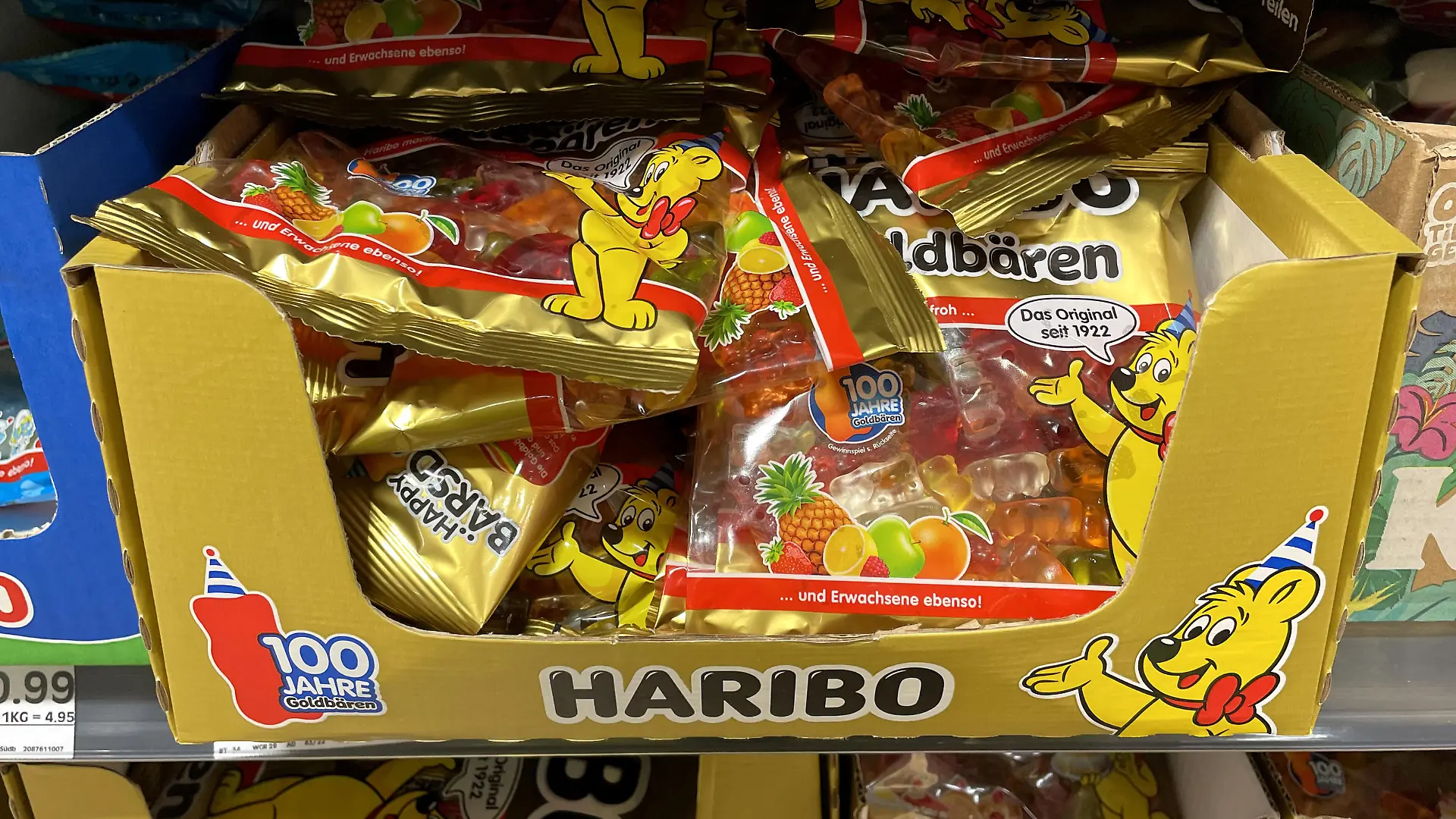 Bayern, Deutschland 09. Dezember 2022: Hier ein Symbolbild für Gummibärchen, Haribo, Verpackt die in einem Supermarkt zum Verkauf angeboten werden