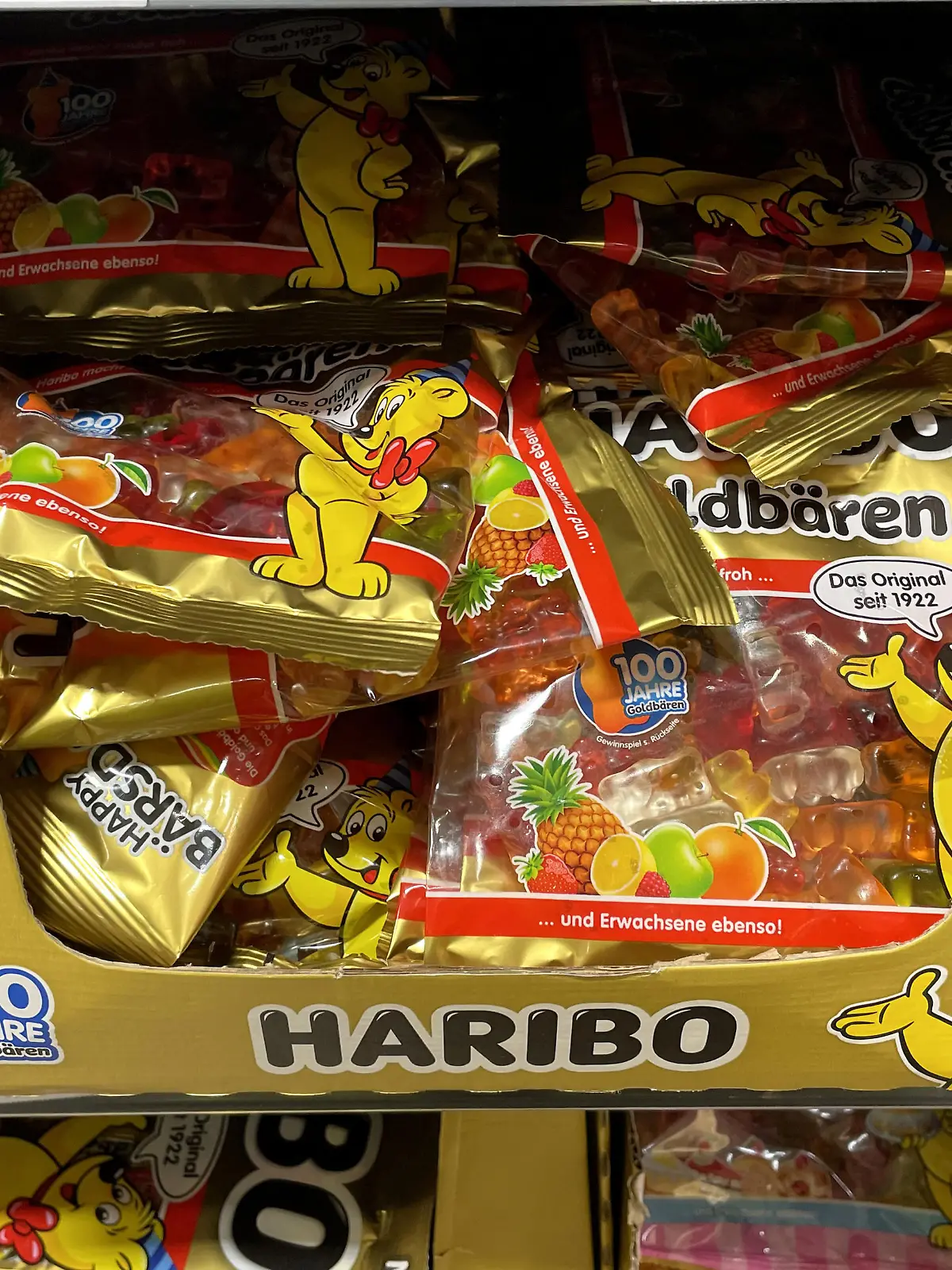 Bayern, Deutschland 09. Dezember 2022: Hier ein Symbolbild für Gummibärchen, Haribo, Verpackt die in einem Supermarkt zum Verkauf angeboten werden