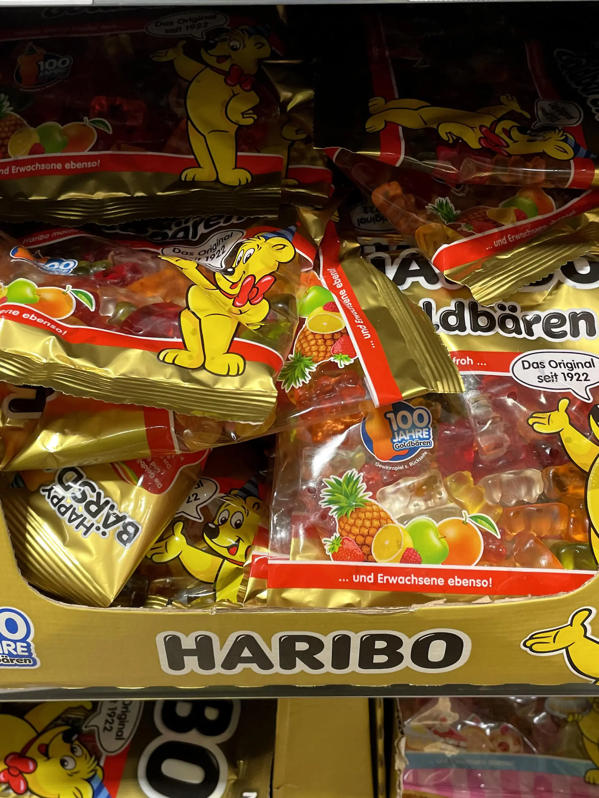 Bayern, Deutschland 09. Dezember 2022: Hier ein Symbolbild für Gummibärchen, Haribo, Verpackt die in einem Supermarkt zum Verkauf angeboten werden