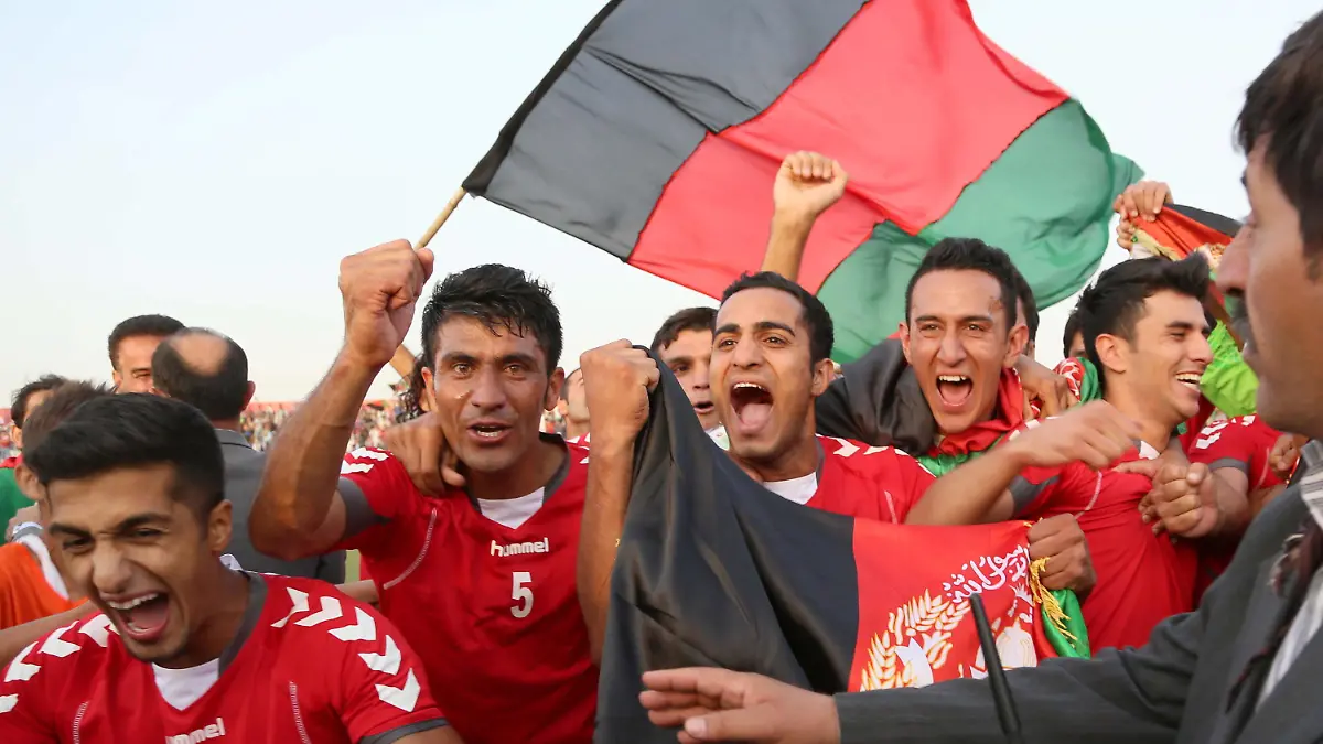 epa03831609 Players of the Afghan national soccer team celebrate after winning against Pakistan in an interantional friendly soccer match in Kabul, Afghanistan, 20 August 2013. In the first international soccer match held in Kabul in 10 years, Afghanistan thrashed Pakistan 3-0 in front of a sellout crowd of some 6,000 fans. War-torn Afghanistan is 139th in the FIFA world rankings, while Pakistan is ranked 167th. EPA/S. SABAWOON +++(c) dpa - Bildfunk+++