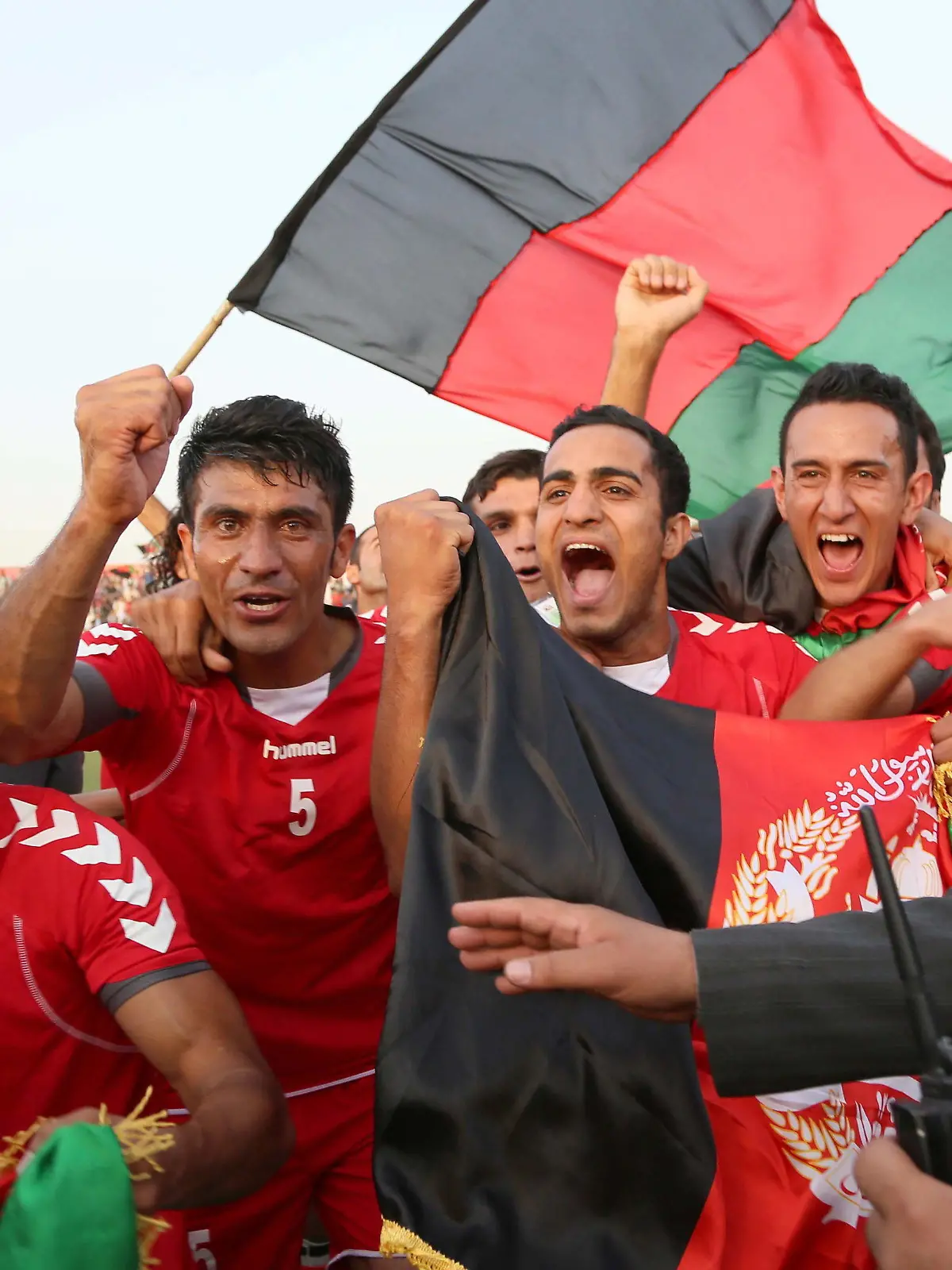 epa03831609 Players of the Afghan national soccer team celebrate after winning against Pakistan in an interantional friendly soccer match in Kabul, Afghanistan, 20 August 2013. In the first international soccer match held in Kabul in 10 years, Afghanistan thrashed Pakistan 3-0 in front of a sellout crowd of some 6,000 fans. War-torn Afghanistan is 139th in the FIFA world rankings, while Pakistan is ranked 167th. EPA/S. SABAWOON +++(c) dpa - Bildfunk+++