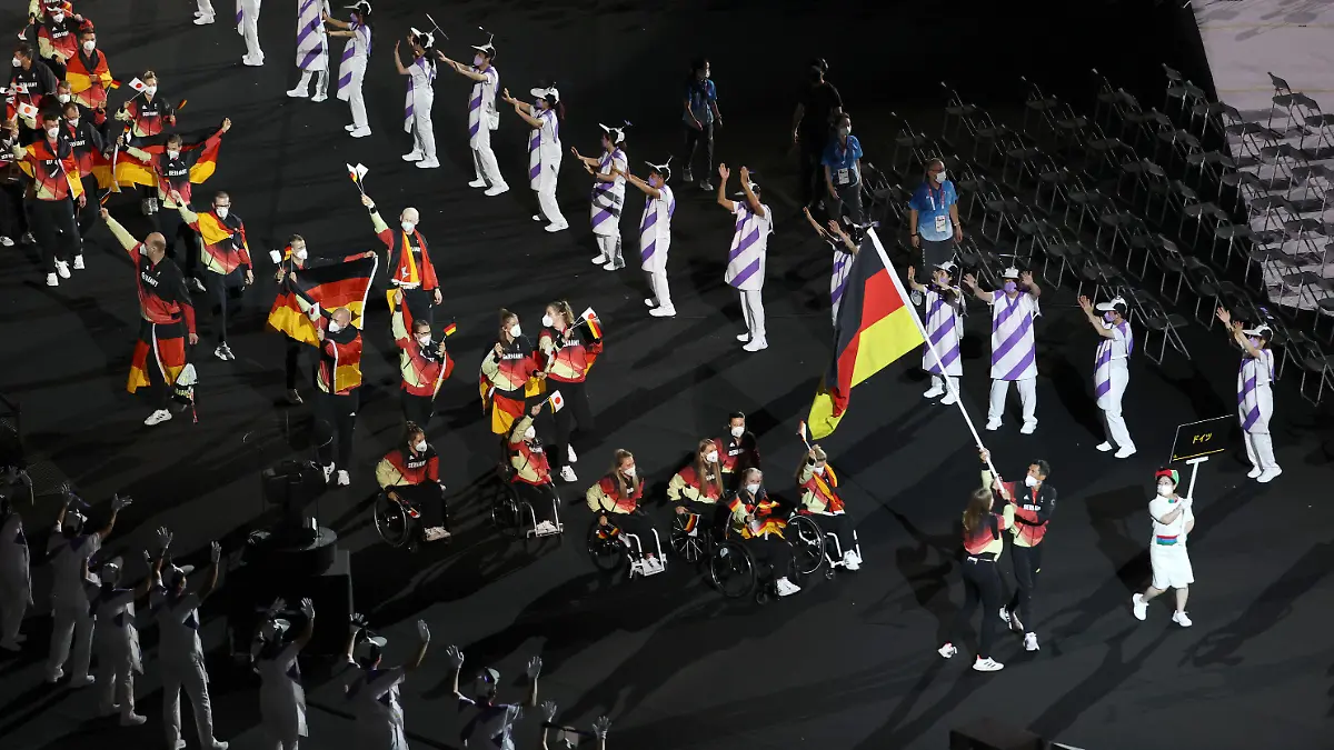 24.08.2021, Japan, Tokio: Paralympics: Eröffnungsfeier im Olympiastadion. Das Team Deutschland kommt zu der Eröffnungsfeier ins Olympiastadion. Die Fahnenträger des Teams Mareike Miller, Rollstuhlbasketball, und Michael Teuber, Paracycling, tragen die deutsche Fahne. Foto: Karl-Josef Hildenbrand/dpa +++ dpa-Bildfunk +++