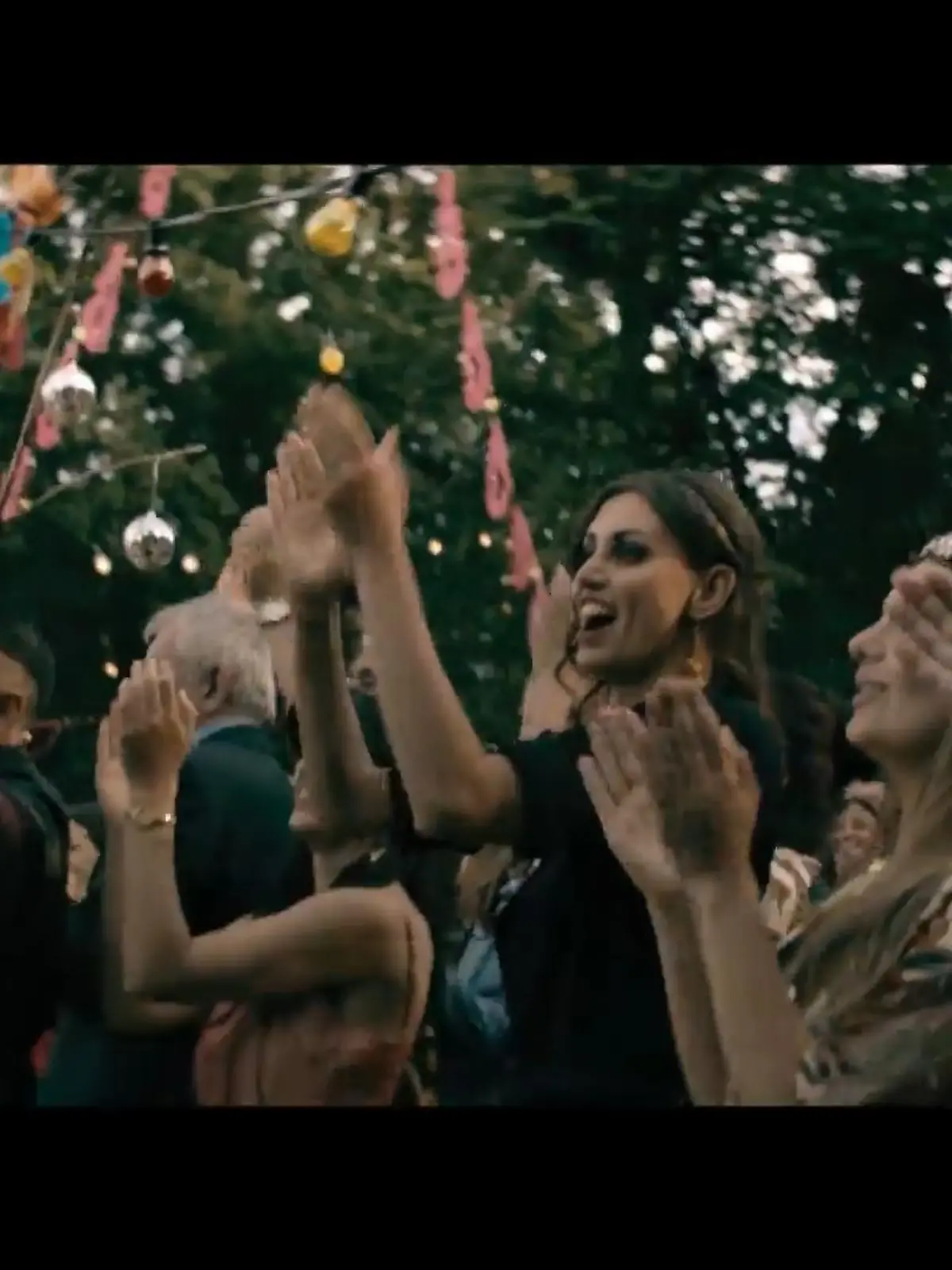 Der Film „König der Raben“ läuft seit ein paar Tagen in den hessischen Kinos. Er handelt von einer Freundschaft zwischen drei Außenseitern und den Problemen, denen sich Migranten ohne Aufenthaltserlaubnis in Deutschland stellen müssen. Wir haben den Offenbacher Regisseur Piotr J. Lewandowski bei der Premiere getroffen und dabei hat er uns auch erzählt, dass in dem Film sehr viel persönliches steckt. Mehr dazu sehen Sie im Video.