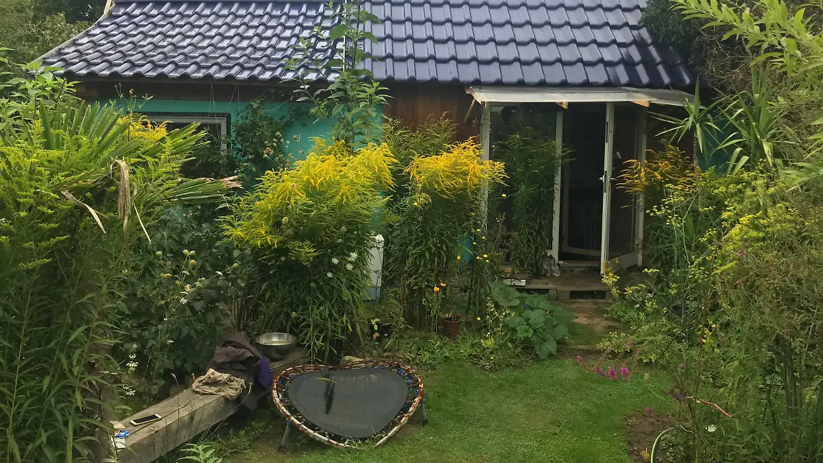 The house on the outskirts of Braunschweig, central Germany, where Madeleine McCann suspect Christian B dug a secret bunker underneath his German home.
19 Aug 2021
Pictured: The house on the outskirts of Braunschweig, central Germany, where Maddie suspect Christian Brueckner once lived.
Photo credit: Mirrorpix / MEGA
TheMegaAgency.com
+1 888 505 6342