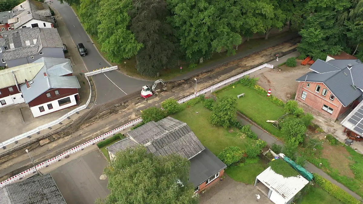 Meterlang wird die Straße in Albersdorf aufgerissen