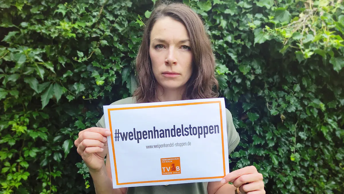Frau hält ein Banner in die Kamera
