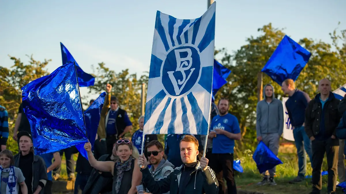 Die Fans des Bremer SV, Zuschauer, Fanblock, Fahnen, Banner, 29.05.2019, Heide, Fussball, Relegation Regionalliga Nord, Heider SV - Bremer SV *** The fans of Bremer SV, spectators, fan block, flags, banners, 29 05 2019, Heide, football, Relegation Regionalliga Nord, Heider SV Bremer SV xobx  