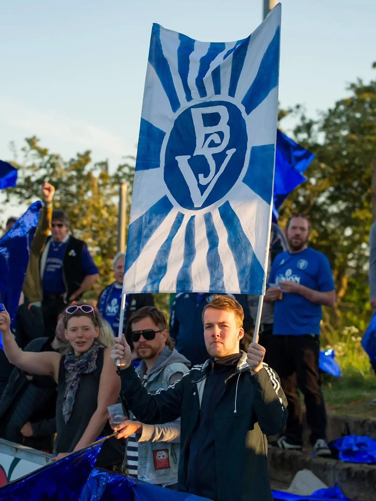 Die Fans des Bremer SV, Zuschauer, Fanblock, Fahnen, Banner, 29.05.2019, Heide, Fussball, Relegation Regionalliga Nord, Heider SV - Bremer SV *** The fans of Bremer SV, spectators, fan block, flags, banners, 29 05 2019, Heide, football, Relegation Regionalliga Nord, Heider SV Bremer SV xobx  