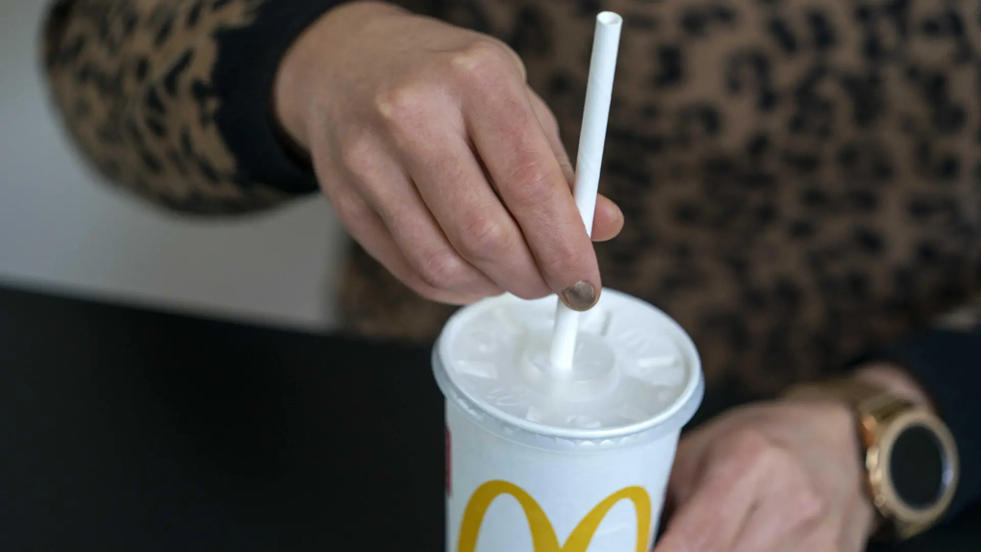 2020-10-19 16:19:39 HUIS TER HEIDE - Ein Milchshake von McDonald's mit einem Papierstrohhalm. Die Fast-Food-Kette hat auf Plastikstrohhalme verzichtet, um Plastik zu sparen. ANP JEROEN JUMELET