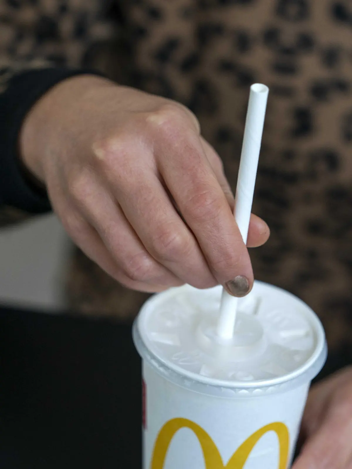2020-10-19 16:19:39 HUIS TER HEIDE - Ein Milchshake von McDonald's mit einem Papierstrohhalm. Die Fast-Food-Kette hat auf Plastikstrohhalme verzichtet, um Plastik zu sparen. ANP JEROEN JUMELET
