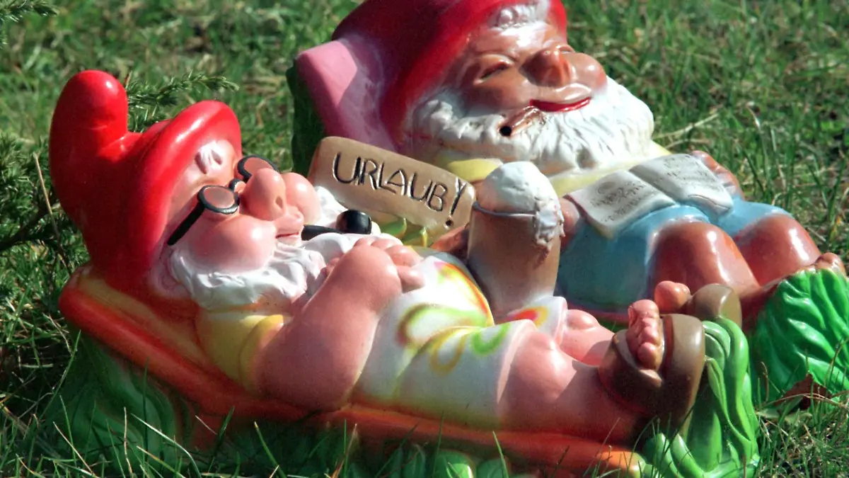 Urlaubsreif? Zufrieden räckeln sich zwei Gartenzwerge im Zwergenpark Trusetal in der Frühlingssonne (aufg. am 31.3.1999). Obwohl die Saison für sie jetzt erst richtig losgeht, fordern sie schon Ferien. Seit April ist das über 1000 Quadratmeter große Gelände in Trusetal mit hunderten Gartenzwergen wieder für die Besucher geöffnet.