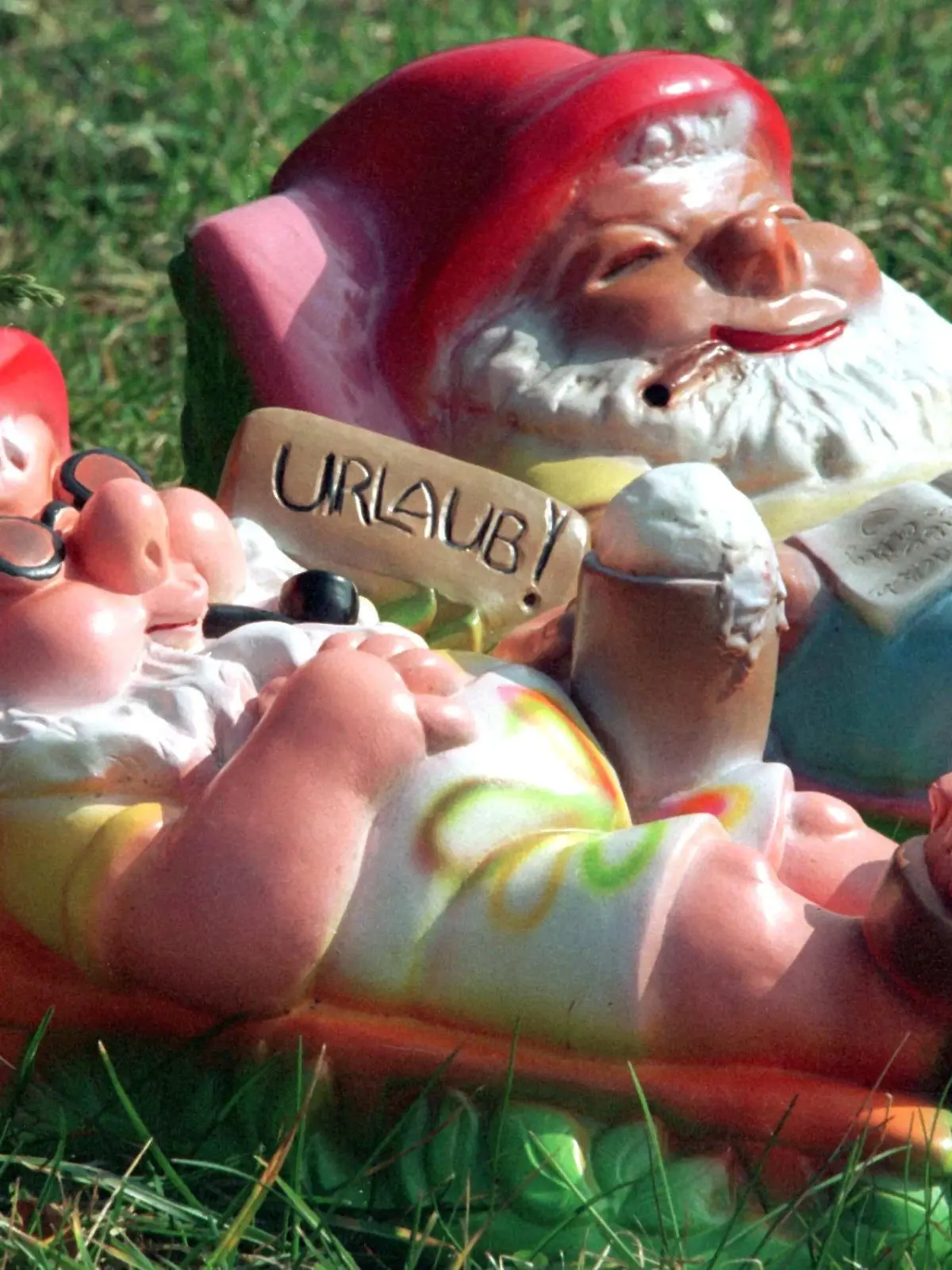 Urlaubsreif? Zufrieden räckeln sich zwei Gartenzwerge im Zwergenpark Trusetal in der Frühlingssonne (aufg. am 31.3.1999). Obwohl die Saison für sie jetzt erst richtig losgeht, fordern sie schon Ferien. Seit April ist das über 1000 Quadratmeter große Gelände in Trusetal mit hunderten Gartenzwergen wieder für die Besucher geöffnet.